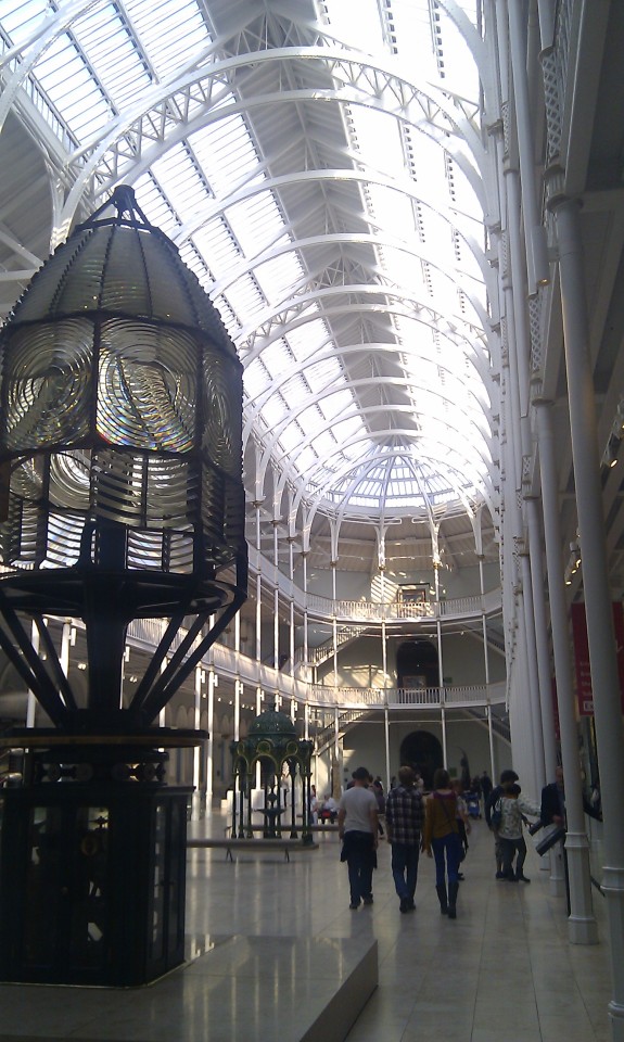 The Scottisch National Museum Heeft een prachtige centrale hal van gietijzer en glas, met wat random Schotse voorwerpen. Zoals een lens van een vuurtoren, ontworpen door de beroemde familie Stevenson. 